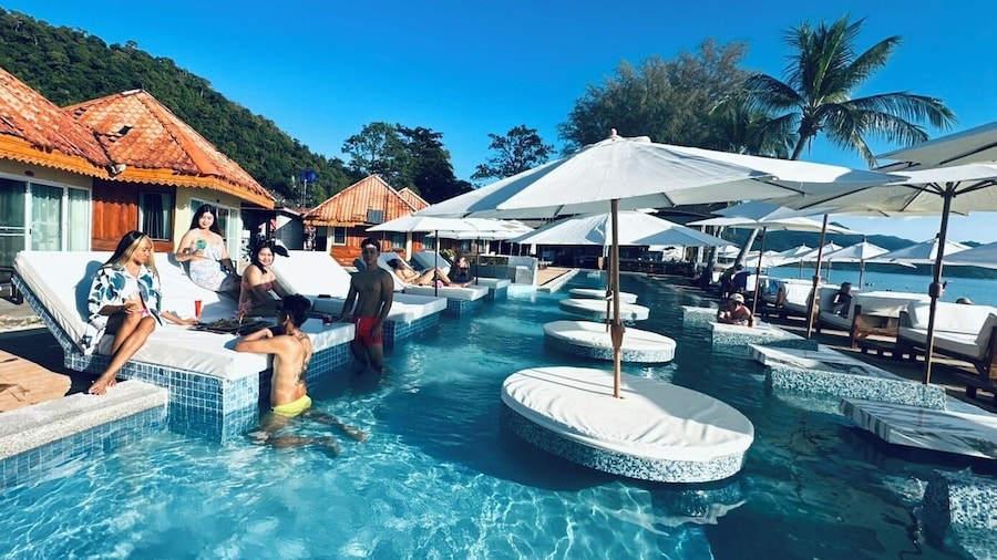 Miracle BeachClub Lux Sunbed&free credit