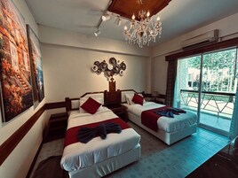 Habitación superior con 2 camas individuales, balcón, vistas al jardín | Escritorio, espacio para trabajar con un portátil, wifi gratis