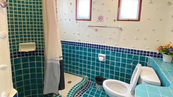 Superior Twin Room, Balcony, Garden View | Bathroom | Shower, free toiletries, hair dryer, towels