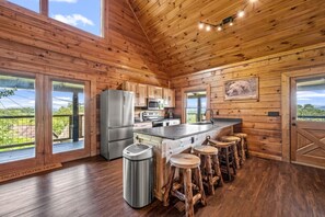 Fridge, microwave, oven, stovetop - Experience unique views of LeConte, Bluff Mountain, and English Mountain! (Sevierville)