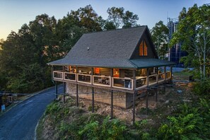 Exterior - Experience unique views of LeConte, Bluff Mountain, and English Mountain! (Sevierville)