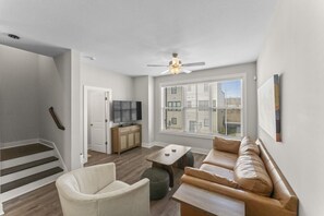 TV - Riverview Retreat: Neyland Stadium – 3BR/2.5BA (Knoxville)