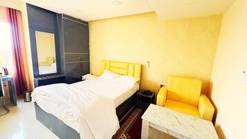 Dobbeltrom – deluxe | Skrivebord, skrivebord for bærbar PC og strykejern/-brett