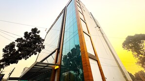 Un hotel modern amb façana de vidre i entrada destacada.
