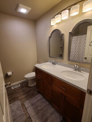 Secadora de cabello, toallas, papel de baño 