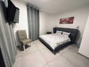 3 bedrooms, iron/ironing board, WiFi, bed sheets - Luxury 3-Bedroom Apartment with On The Sea Bat Yam (Bat Yam)