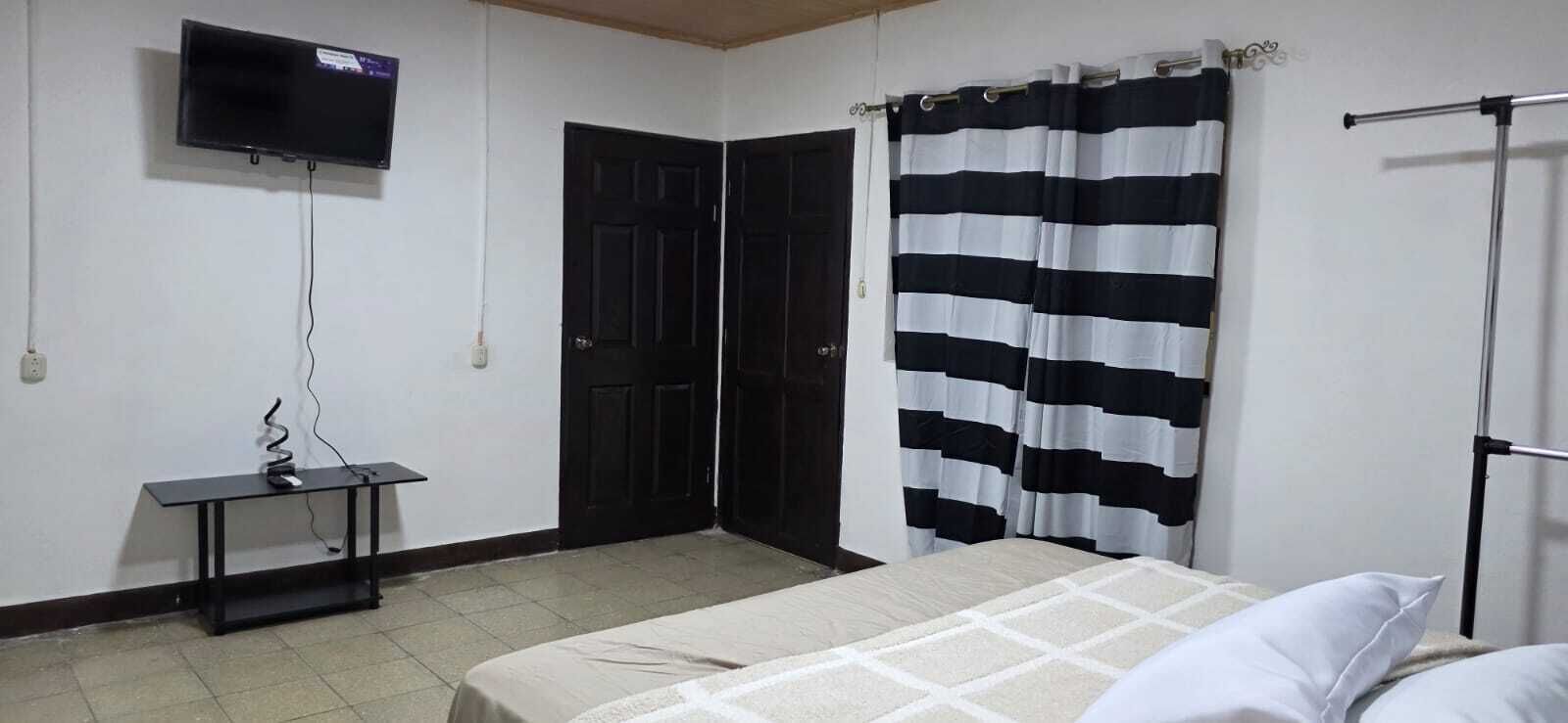 2 quartos, acesso à internet, roupa de cama