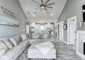 TV, fireplace - Solmate – Beach Access – 4 Bedroom Vacation Home (Bolivar Peninsula)