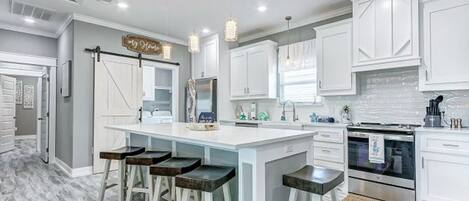 Microondas, horno, parrilla de estufa y lavavajillas