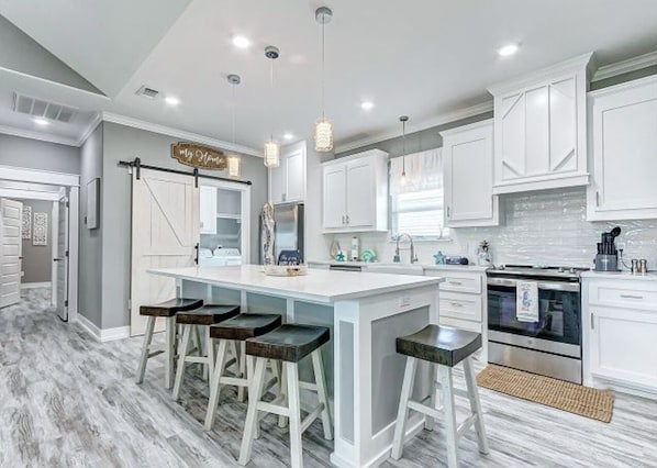 Microwave, oven, stovetop, dishwasher - Solmate – Beach Access – 4 Bedroom Vacation Home (Bolivar Peninsula)