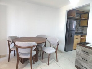 基本公寓, 2 間臥室 | 用餐區