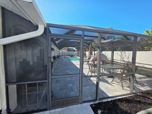 Outdoor dining - 3-bedroom house With Pool (Naples)