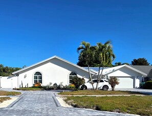 المنطقة المحيطة بالمنشأة