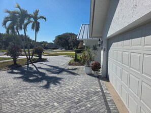 Property grounds - 3-bedroom house With Pool (Naples)