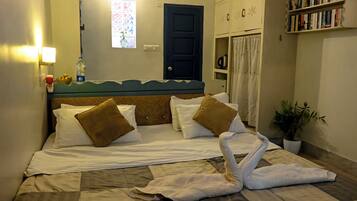 Deluxe Room, Garden View | Desk, laptop workspace, free WiFi