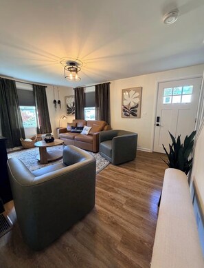 Smart TV - Enjoyable 3-bedroom house with AC in charming Pawtucket (Pawtucket)