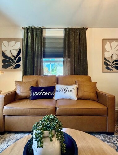 Enjoyable 3-bedroom house with AC in charming Pawtucket