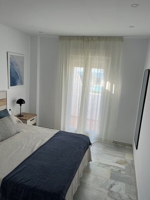 2 bedrooms, bed sheets - Apartment Marea on the beachfront in La Barrosa with sea views (Chiclana de la Frontera)