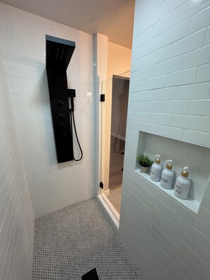 Shower, hair dryer, towels, soap - Newly Remodeled 3-bedroom House in McAlester (McAlester)