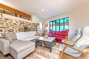 Living area - Kerléonie, large house with garden and pool close to beaches and GR34 (Kerlouan)