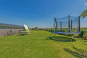 Children’s area - Kerléonie, large house with garden and pool close to beaches and GR34 (Kerlouan)