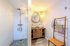 Shower, hair dryer, towels, soap - Kerléonie, large house with garden and pool close to beaches and GR34 (Kerlouan)