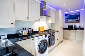 Fridge, microwave, oven, dishwasher - Quiet Nottingham Stay|500 Mbps Wi-F |Free Parking - Pass the Keys (Nottingham)