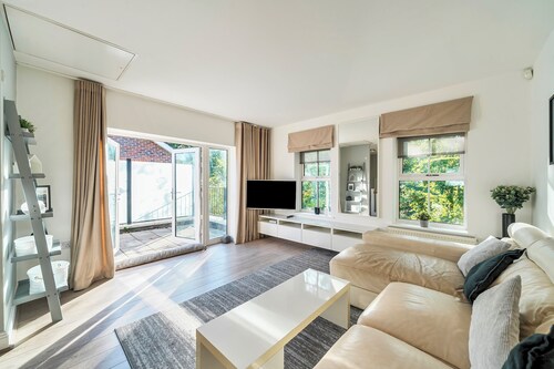 Walton Hidden Home with Free Parking - Pass the Keys