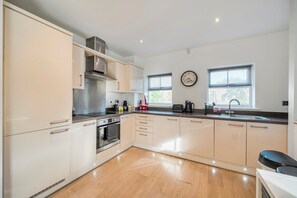 Fridge, microwave, oven, dishwasher - Walton Hidden Home with Free Parking - Pass the Keys (Hersham)