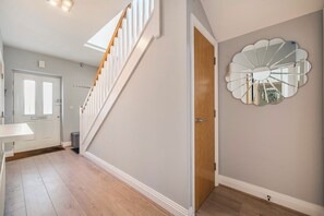 Interior - Walton Hidden Home with Free Parking - Pass the Keys (Hersham)