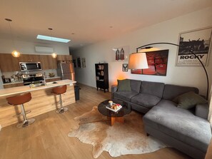 TV - Cozy Home in Lake Country (Kelowna)