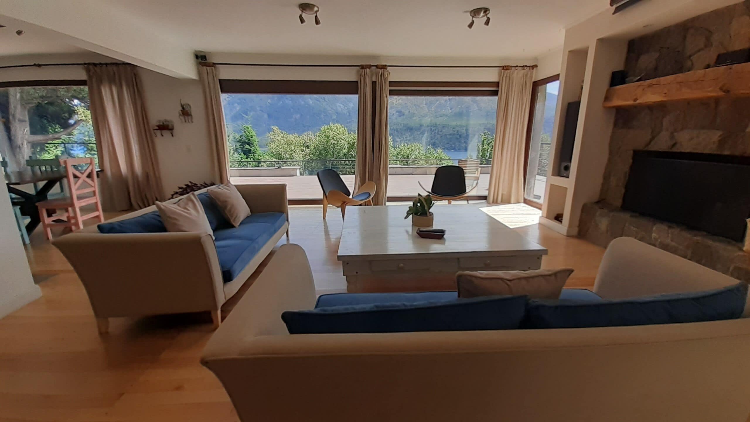 Chimenea, libros, estéreo