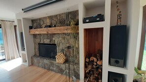 Fireplace, books, stereo - Buena Vista mountain house forest and lake (Lake Gutiérrez, Bariloche)