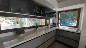 Fridge, microwave, oven, dishwasher - Buena Vista mountain house forest and lake (Lake Gutiérrez, Bariloche)