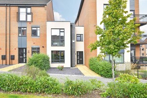 Exterior - 3BDR Kiln Side | Private Parking | Garden (Stoke-on-Trent)