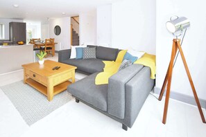 TV, offices - 3BDR Kiln Side | Private Parking | Garden (Stoke-on-Trent)