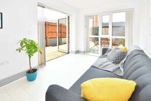 TV, offices - 3BDR Kiln Side | Private Parking | Garden (Stoke-on-Trent)