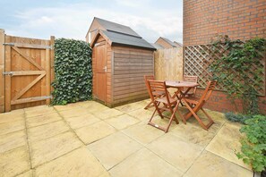 Outdoor dining - 3BDR Kiln Side | Private Parking | Garden (Stoke-on-Trent)