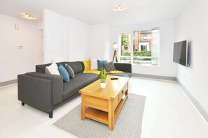 TV, offices - 3BDR Kiln Side | Private Parking | Garden (Stoke-on-Trent)