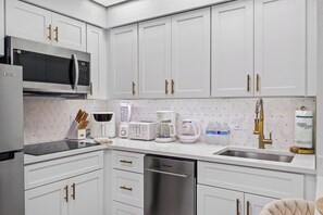 Private kitchen - 1BR Family Apt, Minutes to Universal & Epic (Orlando)