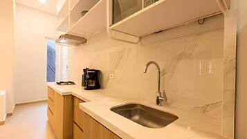 Fridge, cookware/dishes/utensils