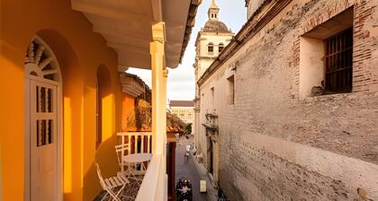 Apt with balcony in the Historic Center - Zaher G