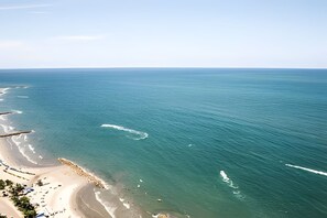 Una platja amb aigua blava i sorra daurada.