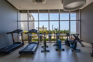 A gym with treadmills, stationary bikes, and elliptical machines. - Luxurious 1 bd apt on the 29th floor - Morros City (Cartagena)