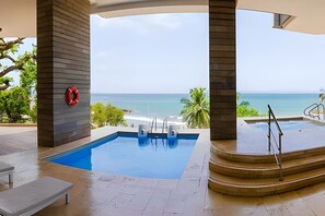 A swimming pool with a view of the beach and ocean, a lifebuoy, and a set of stairs leading to a hot tub. - Luxurious 1 bd Apt on the 24th Floor - Murano E (Cartagena)