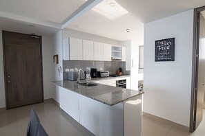 Fridge, microwave, oven, coffee/tea maker - Spectacular 2 bd apt on the 27th Floor-Morros City (Cartagena)