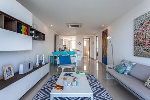 Living area - Spectacular 2 Bedroom Apt -14th Floor Morros City (Cartagena)