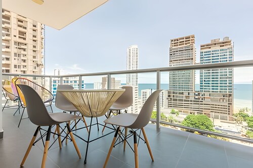 Spectacular 2-bd apt on the 16th floor- Infinitum