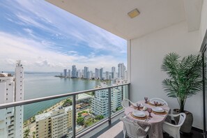 Outdoor dining - Luxurious 1 Bedroom Apt 19th Floor - Infinitum (Cartagena)
