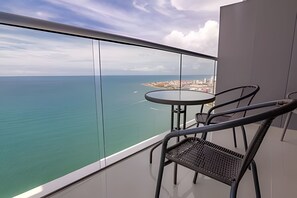 Outdoor dining - Luxurious 1 bd apt on the 40th Floor - Morros City (Cartagena)